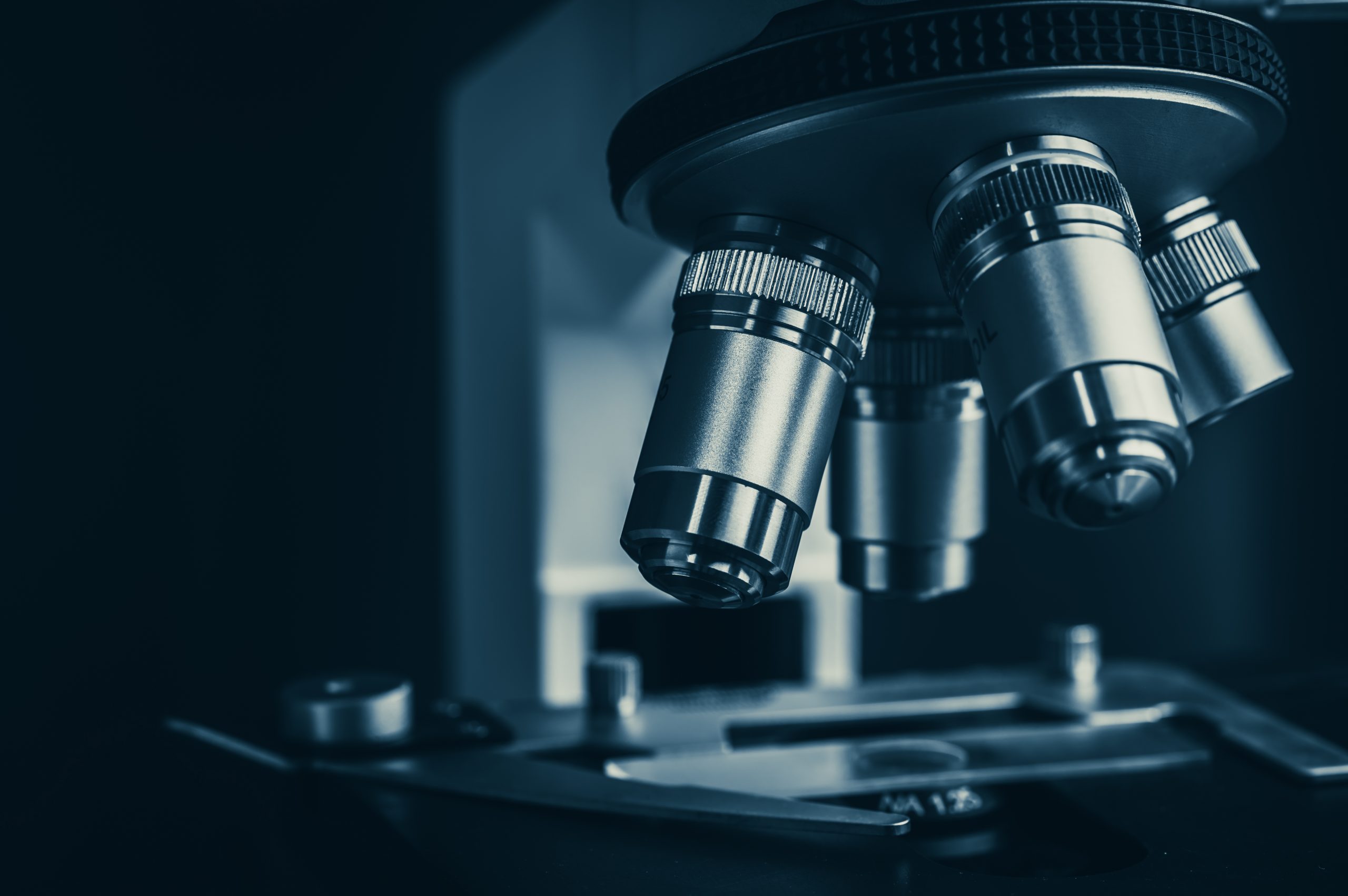¿Cómo funciona un microscopio planacromático?