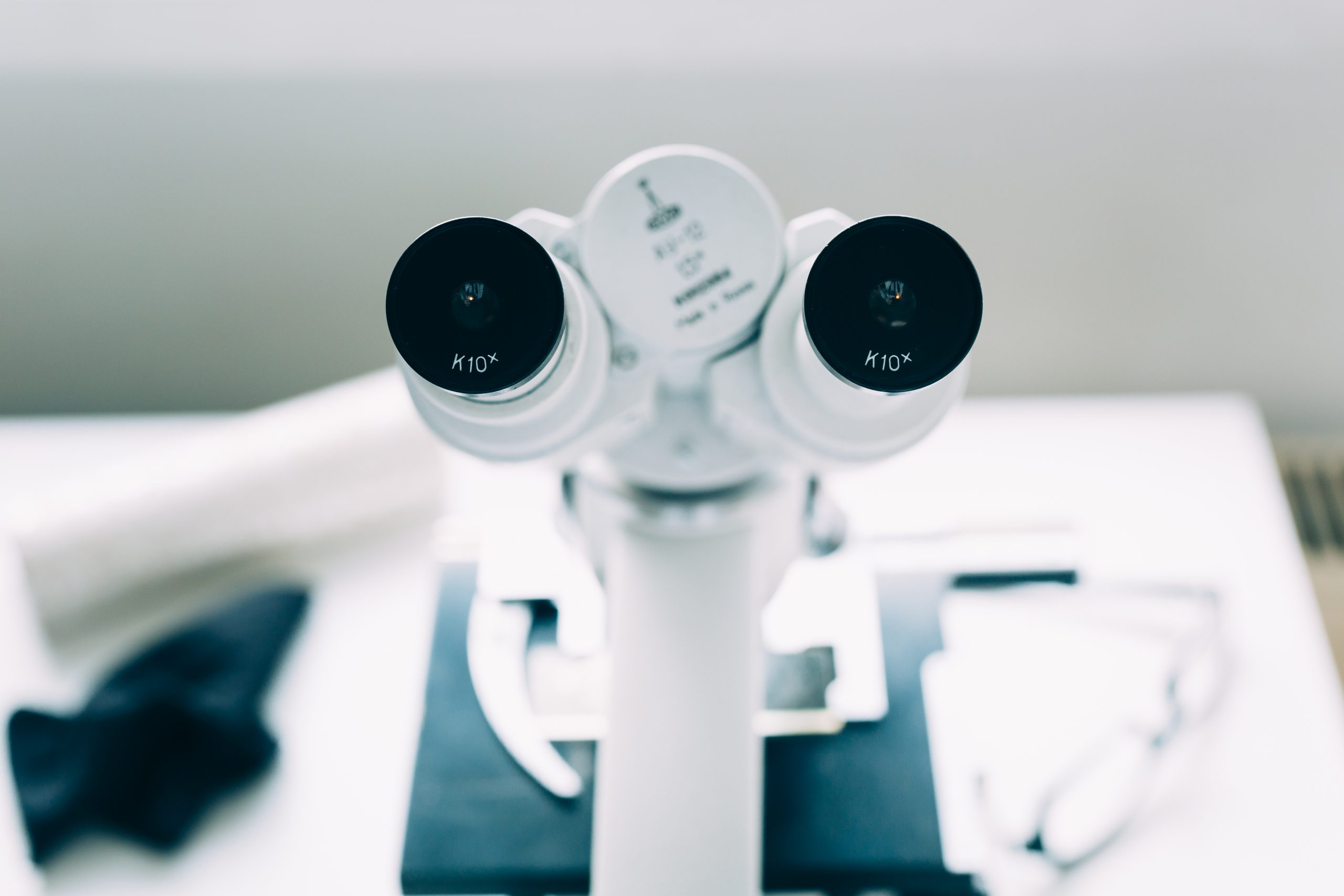 ¿Cómo funciona un microscopio de contraste de fases?