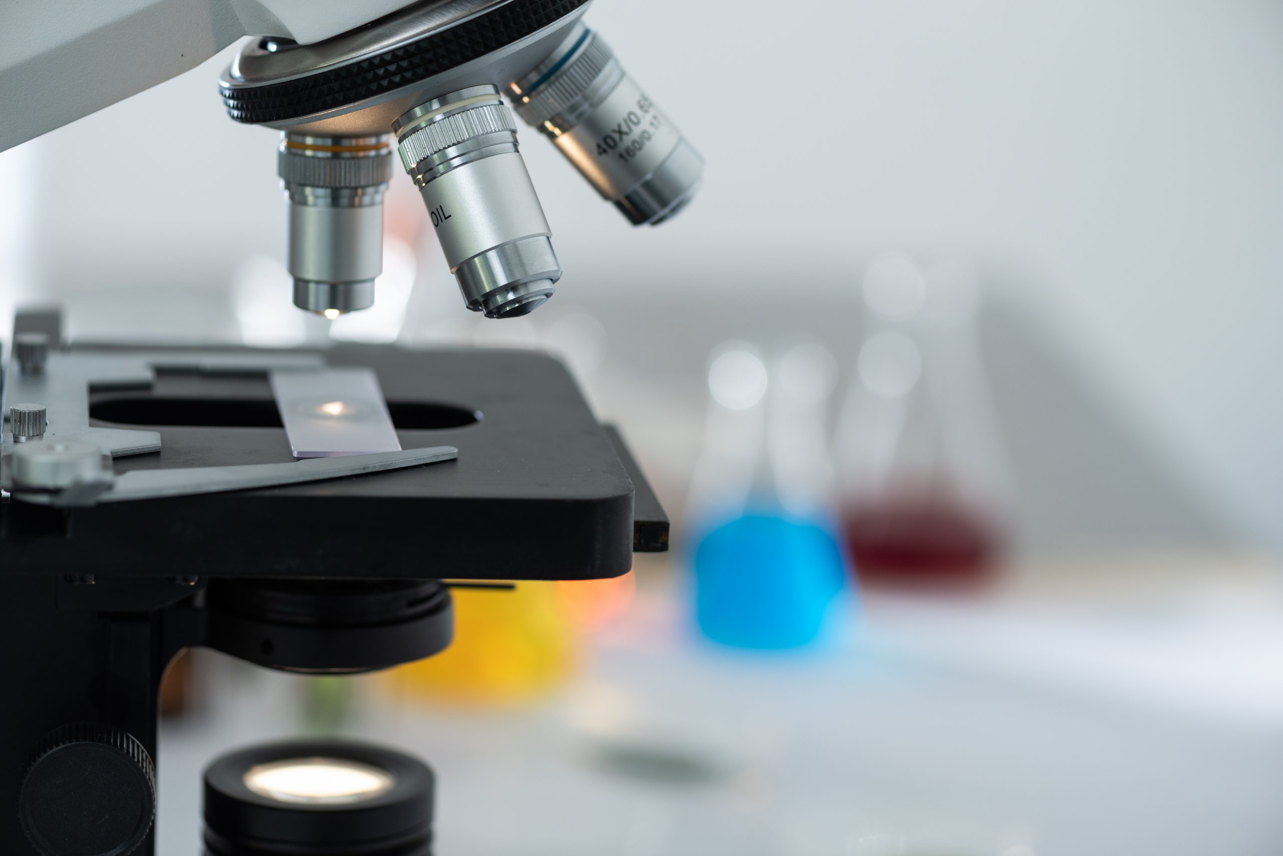 ¿Qué es un microscopio de fluorescencia?